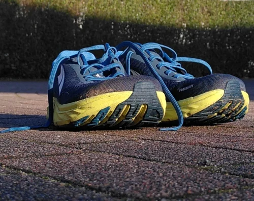 Ein paar Laufschuhe auf einer Terasse