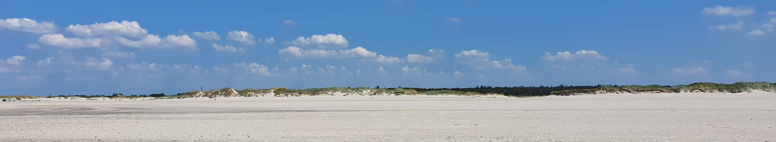 blog: photo von einem weißen strand bei sonnenschein