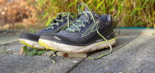 ein paar Laufschuhe auf einer Terrasse, Gegenwart, setting goals