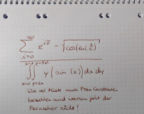 mathe abschaffen: viele mathematische Zeichen auf einem punktierten Blockzettel, darum die Fragen: Wie viel Miete muss Frau Carstensen bezahlen und warum geht der Fernseher nicht?