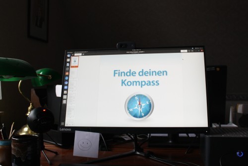 Ein Computerbildschirm, darauf steht "Finde deinen Kompass", darunter ein Symbolbild von einem Kompass