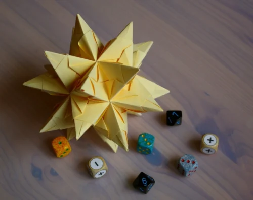mathe ist schön: photo von einem dreidimensionalen Stern aus Papier und mehreren bunten Würfeln