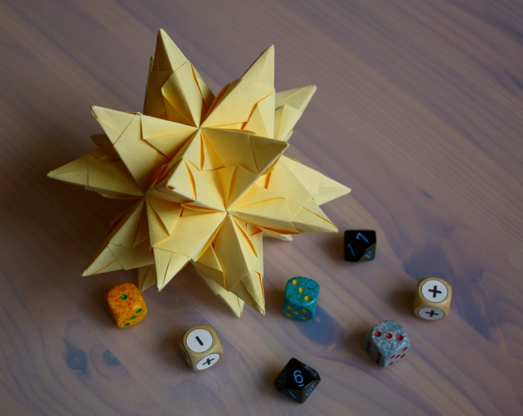 mathe ist schön: photo von einem dreidimensionalen Stern aus Papier und mehreren bunten Würfeln