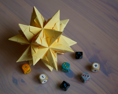 mathe ist schön: photo von einem dreidimensionalen Stern aus Papier und mehreren bunten Würfeln