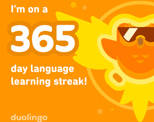 Rückblick März 23: Ein Screenshot aus Duolingo. Auf oragefarbenem Hintergrund flattert eine Cartooneule mit Sonnenbrille im Stil eines Phönix. Daneben Steht folgender Text: I'm on a 365 day language learning streak! 