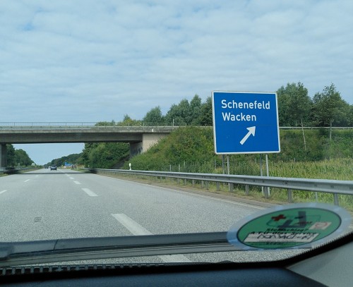 Das Schild zur Autobahnausfahrt nach WAcken, aus dem Auto photographiert