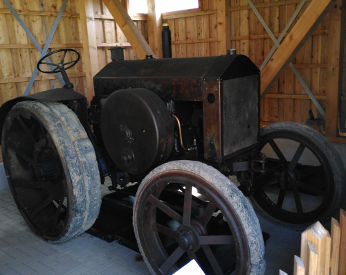 ein sehr alter Trecker in einer Ausstellung für historische Landmaschinen
