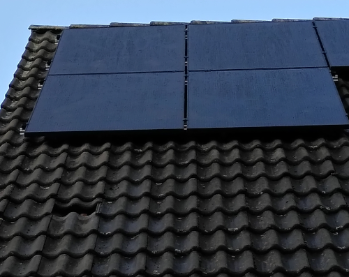 Rückblick 23 Ein Dach mit fünf Solarplatten und einer nicht korrekt zugeschobenen Dachpfanne.