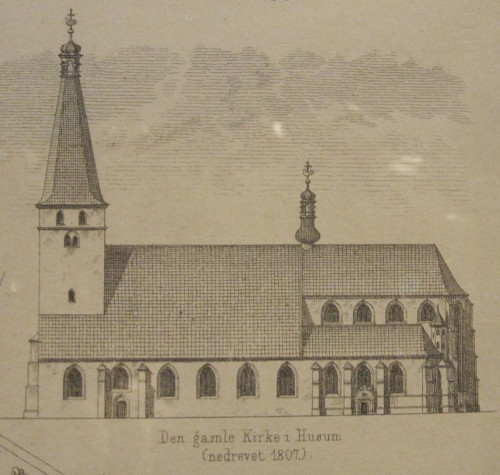 historische Zeichnung einer Kirche. Drunter die Beschriftung "Die alte Kirche in Husum" auf dänisch