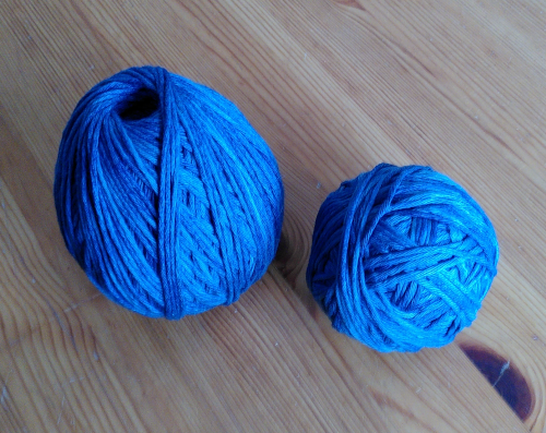Zwei Knäule aus blauer dicker Wolle