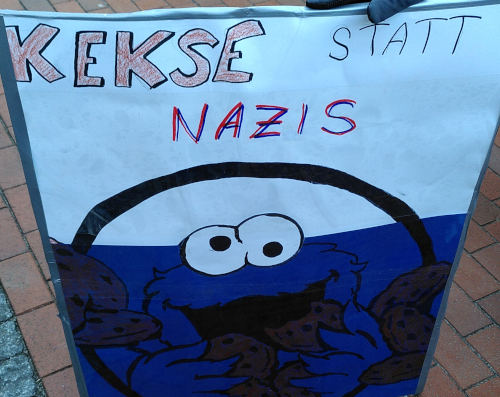 Ein Demoschild mit Krümelmonster, darauf steht: Kekse statt Nazis