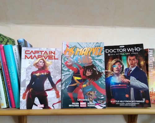 Photo von drei Comics: Captain Marvel, Ms Marvel und Doctor Who
