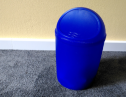 Photo von einem kleinen blauen Mülleimer mit Schwingdeckel
