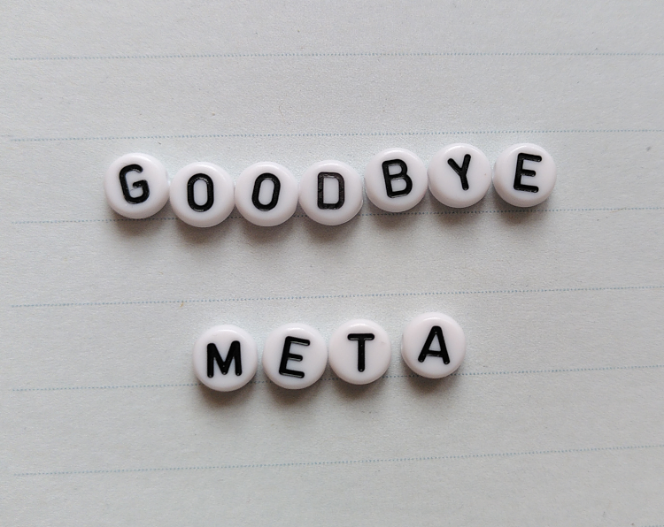 FAcebook und Instagram verlassen: Buchstabenperlen auf einem linierten Blatt Papier. Sie ergeben den Text: "Goodbye Meta"