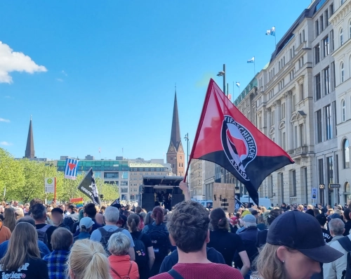 Demo in der Hamburger Innenstadt, es weht eine schwarz-rote Antifaflagge