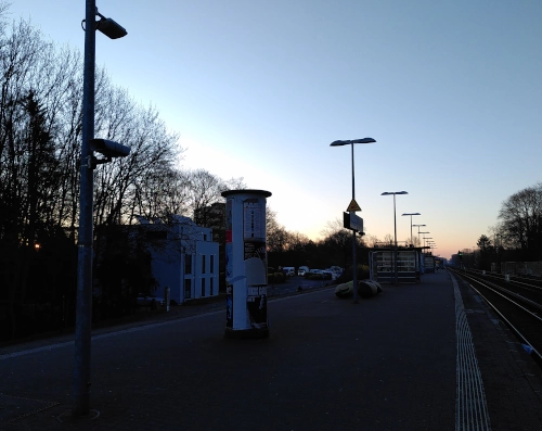 Morgenstimmung an einem menschenleeren S-Bahnhof