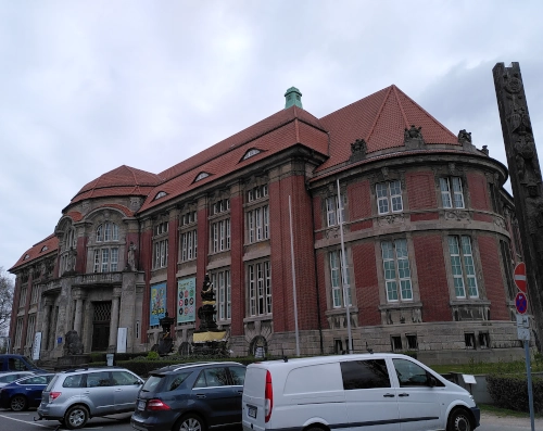 Außenaufnahme eines historischen Gebäudes aus roten Backsteinen