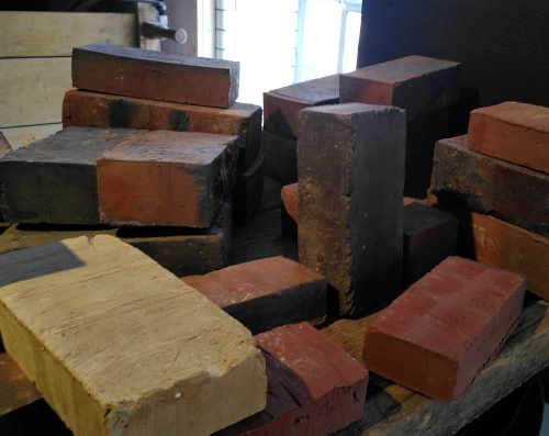 Photo von locker geschichteten Ziegelsteinen