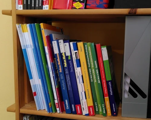 Photo von Mathematikbüchern in einem Regal