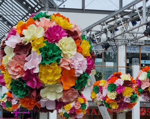 Photo von einer Blütendekoration an der Decke eines Einkaufzentrums.