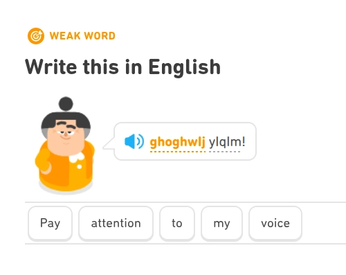 Screenshot aus Duolingo. Eine Comicfigur sagt einen Satz auf Klingonisch. Darunter die Übersetzung auf Englisch: Pay attention to my voice