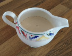 Ein Milchkännchen mit Pflanzenmilch darin