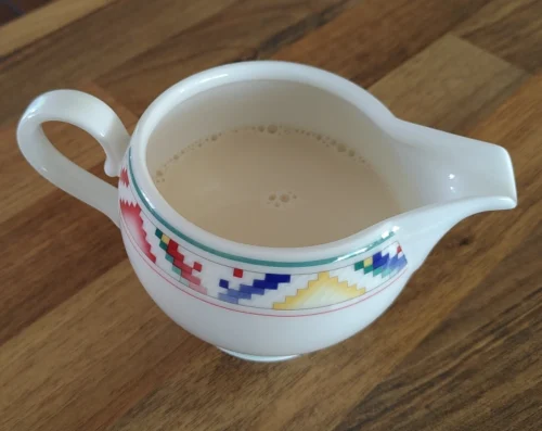 Ein Milchkännchen mit Pflanzenmilch darin