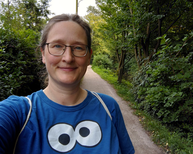 Selfie einer Frau in einem Krümelmonstershirt auf einem Wanderweg