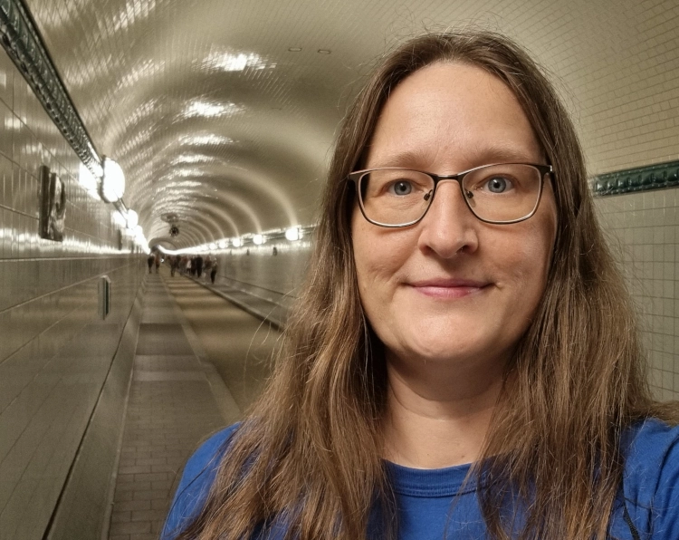 Selfie einer Frau in einem weißgekachelten Tunnel