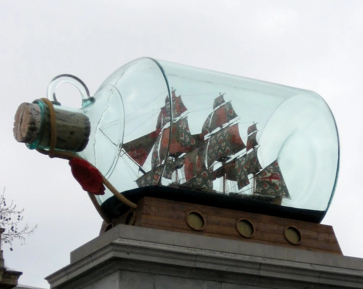 Ein riesiges Buddelschiff auf einem Podest als Sinnbild dafür, wie ich mich fortbewege