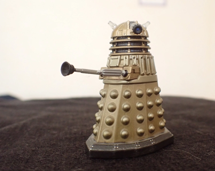 Nahaufnahme einer kleinen Dalek-Figur, die in Richtung Kamera schaut