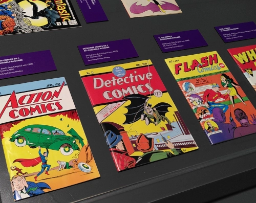 Antike Comichefte in einer Tischvitrine