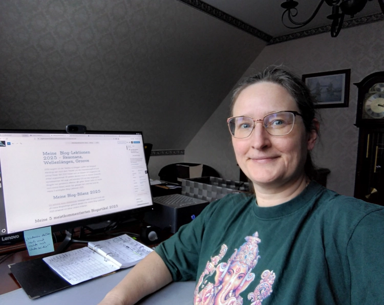 Selfie einer lächelnden Frau an einem Arbeitstisch, auf dem Computerbildschirm ist dieser Beitrag über Blog-Lektionen 2025 geöffnet