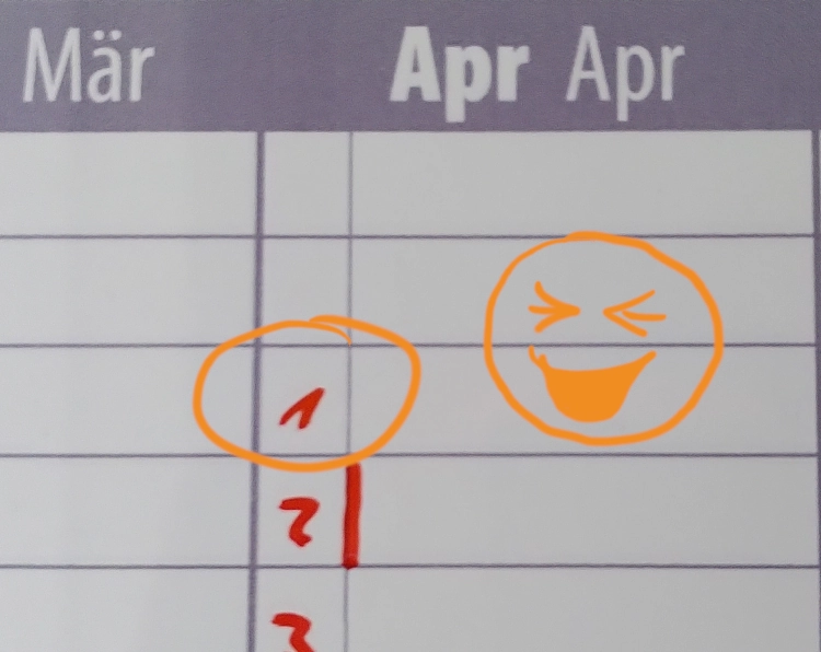 Selbstbeschriebener Wandkalender. Im Auschnitt ist der 1 April zu sehen und extra eingekringelt, daneben ist ein lachendes Emoji