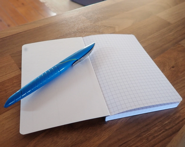 Ein aufgeschlagenes Notizbuch und ein Füller. Die erste Seite ist leer als Symbolbild für einen Neuanfang.