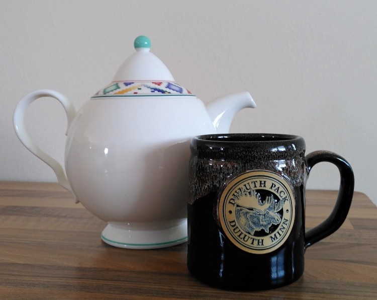 Eine Teekanne und ein Kaffeebecher