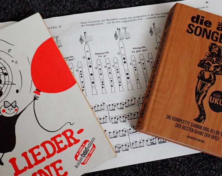 Verschiedene Notenbücher, eins zum Lernen der Altflöte inklusive Grifftabelle, ein sehr altes Heft namens Liedersonne und ein Buch mit Liedern der Ärzte für Ukulele für mein Vorhaben "jeden Tag musik machen"