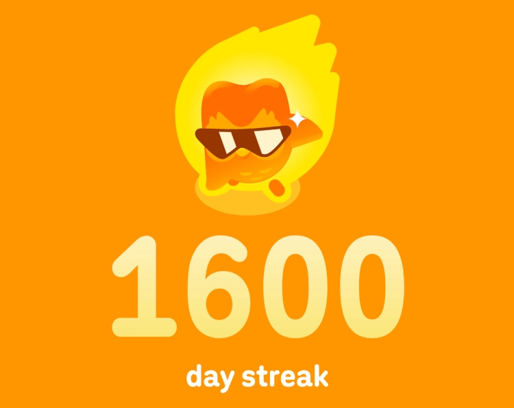 Screenshot aus der Duolingoapp. Auf orangefarbenem Hintergrund deutet eine kleine Eule mit einer Sonnenbrille im Gesicht nach unten auf die Zahl 1600
